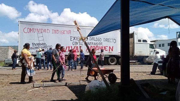 Comunidad de Acachuén bloquea carretera tras ataque armado