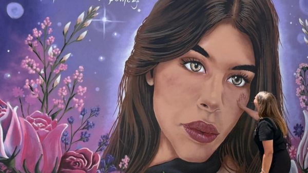 Inauguran mural en Ensenada en memoria de Carolina Flores, víctima de feminicidio