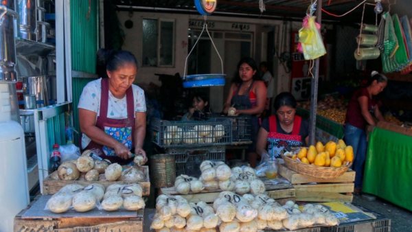 Madres mexicanas enfrentan doble carga laboral y salarial