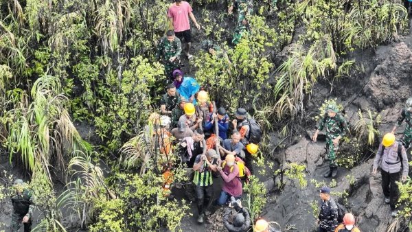 Tres excursionistas mueren tras erupción del volcán Dukono en Indonesia