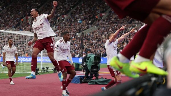 Arsenal se aferra al liderato de la Premier League con un gol agónico