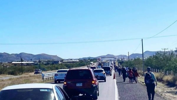 Comunidades indígenas bloquean carreteras en Michoacán por falta de seguridad