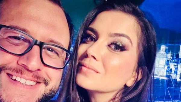 Carolyn Adams evalúa demanda por fotos de su esposo en boutique de lujo