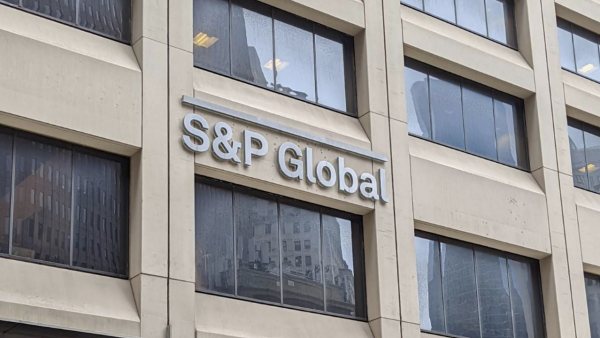 S&amp;P baja perspectiva de México por apoyo a Pemex y CFE